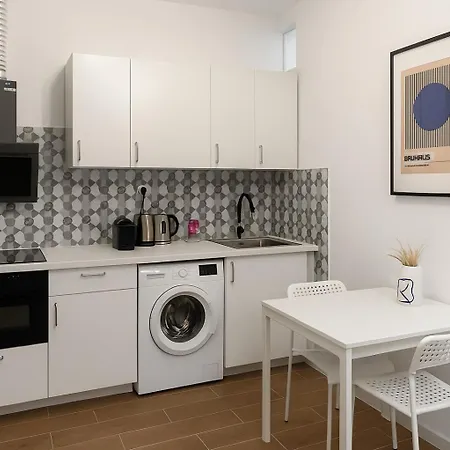 Benetton Stlye - Freedom In Blue And Organge Appartement *